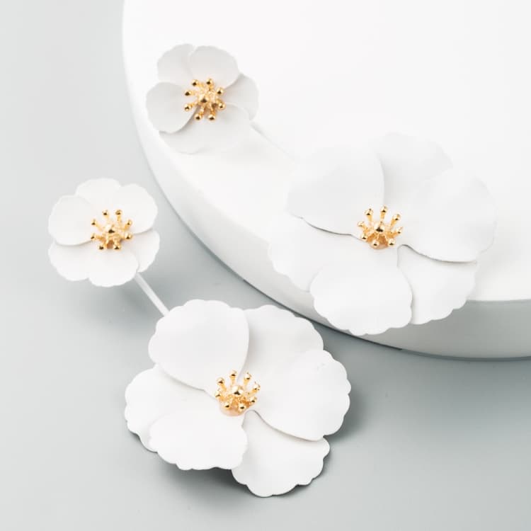 1 Paio di Orecchini Lunghi a Fiore in Lega Stile Boho (Bianco) - Immagine 1