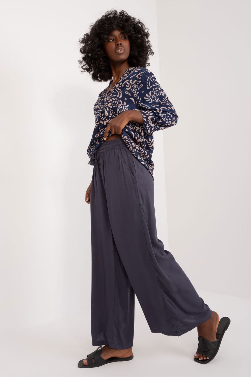 Pantaloni da donna model 197539 Sublevel - Miniatura 2