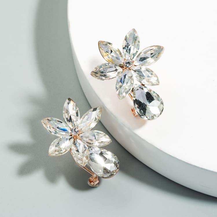 1 Paio di Orecchini a Clip con Diamanti Colorati, Semplici e Ghiacciati a Forma di Fiore, Orecchini a Cuore Dolci per Ragazze (Bianco) - Immagine 1
