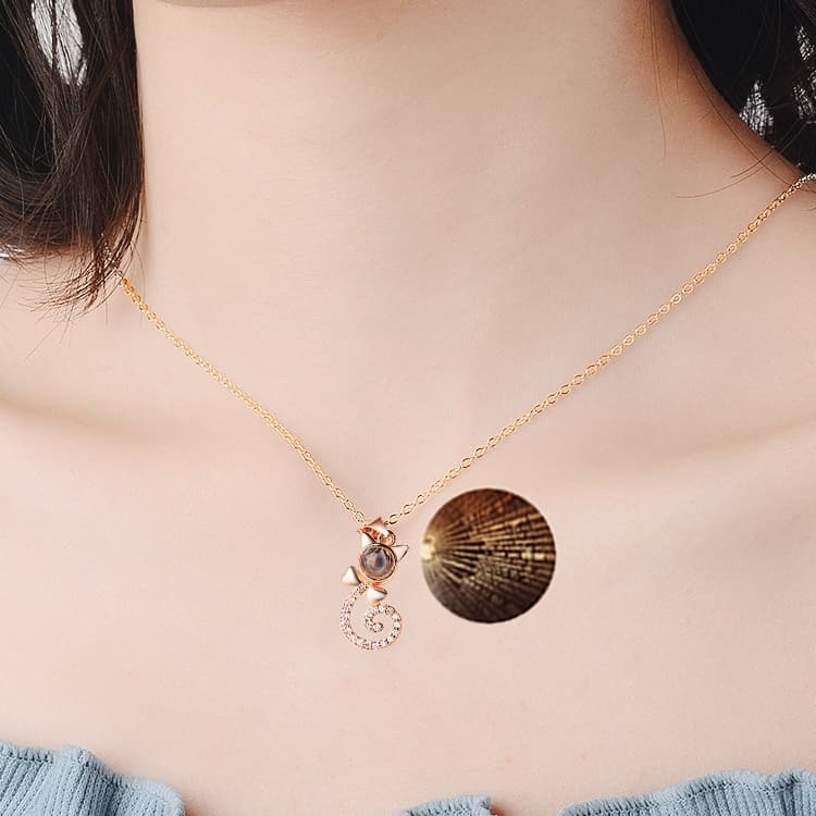 Collana con ciondolo a proiezione di memoria 'Ti amo' in 100 lingue, ciondolo per lettere nuziali (rosa oro) - Immagine 1