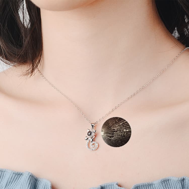 Collana con ciondolo a proiezione di memoria 'Ti amo' in 100 lingue, ciondolo per lettere di nozze (rame bianco) - Immagine 1