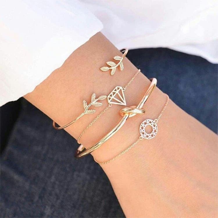 Set di 4 bracciali bohemien con foglie, nodo, catena tonda e apertura in oro - Immagine 1