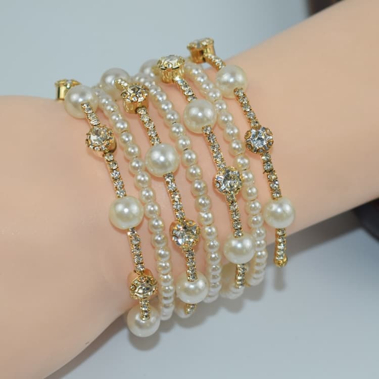 Bracciale avvolgibile versatile con 7 file di strass dorati e perle semplici - Immagine 1