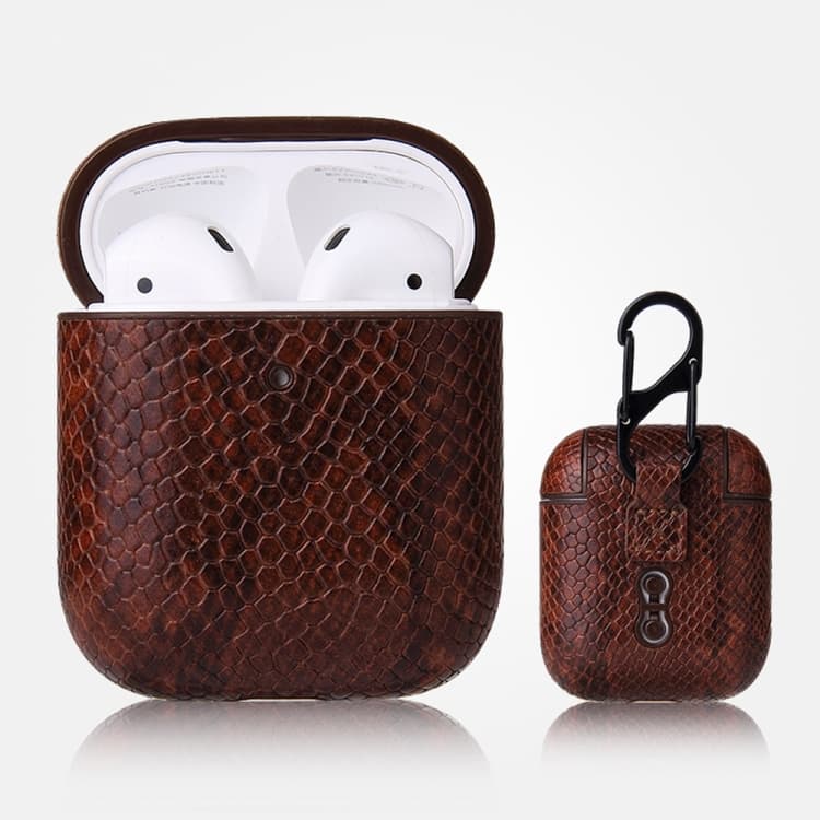 Custodia protettiva in PU con texture similpelle di serpente e moschettone per AirPods 1 e 2 (Caffè) - Immagine 1