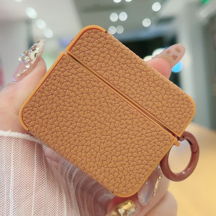 Adesivo in pelle texture litchi per custodia protettiva AirPods 3 (Marrone) - Immagine 1