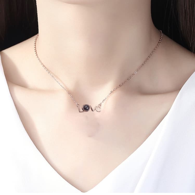 Collana con ciondolo a forma di lettera d'amore 'Ti amo' in 100 lingue (lettera d'amore rosa oro) - Immagine 1