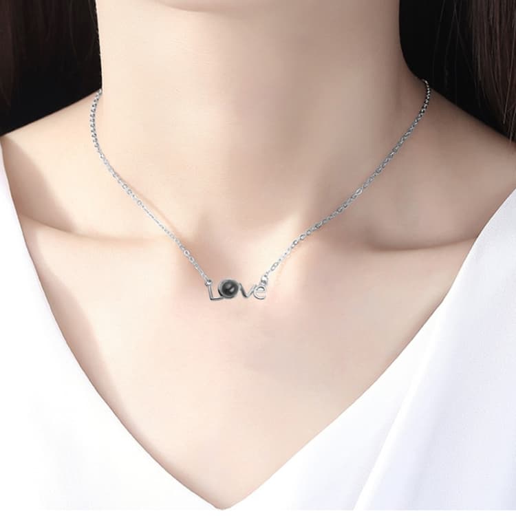 Collana con ciondolo a forma di lettera d'amore Proiezione Ti amo in 100 lingue (lettera d'amore argento) - Immagine 1