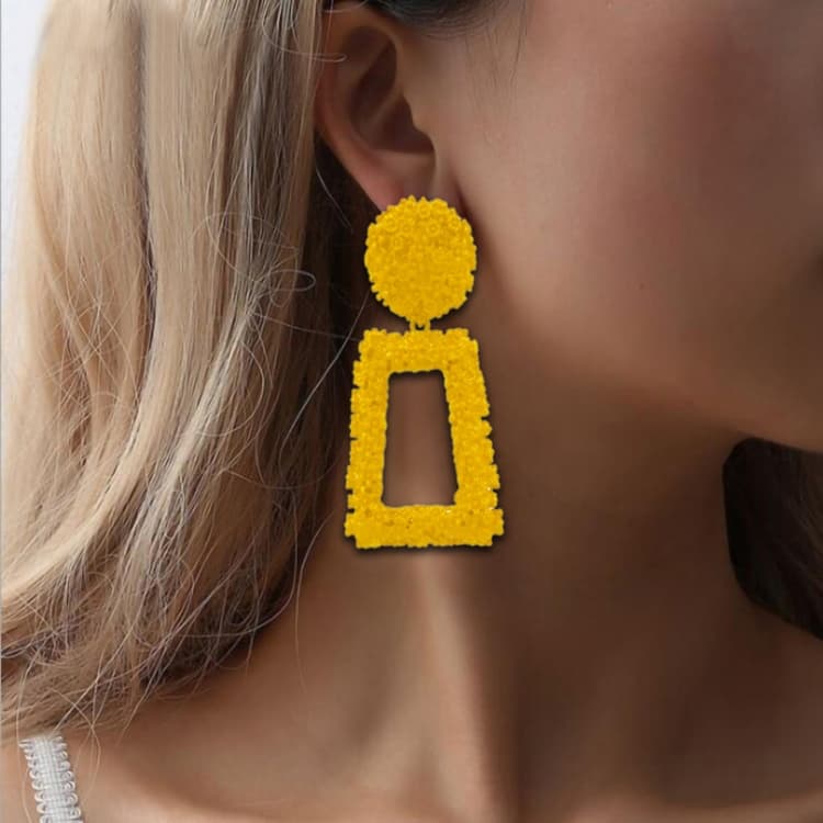 Orecchini in metallo geometrici semplici con motivo floreale in rilievo, orecchini retrò di personalità (giallo) - Immagine 1
