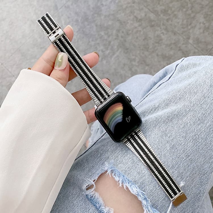 Cinturino per orologio in acciaio a tre linee per Apple Watch Series 9&8&7 41mm / SE 3&SE 2&6&SE&5&4 40mm / 3&2&1 38mm (Nero Argento) - Immagine 1